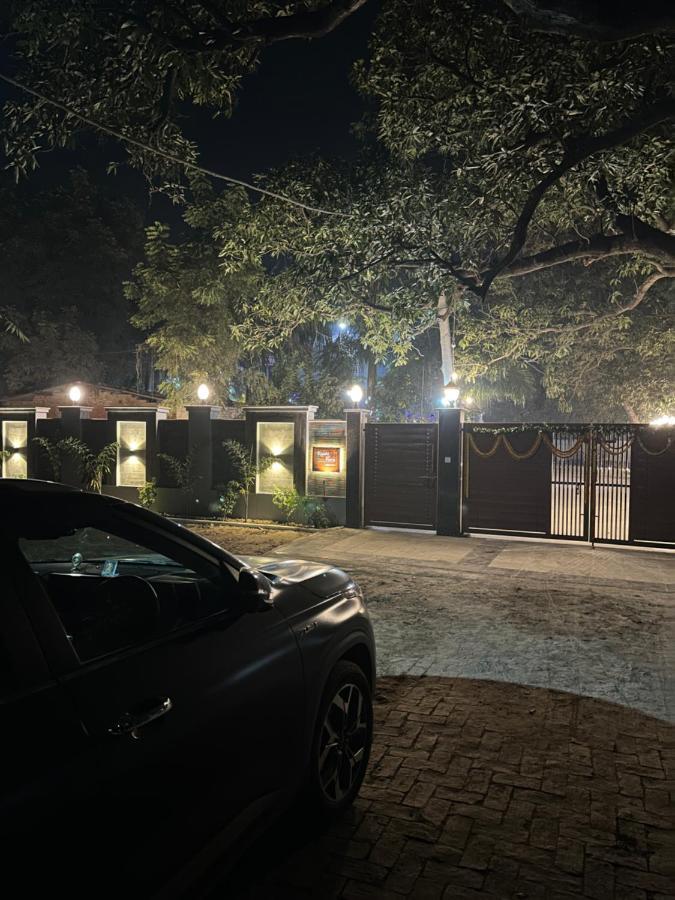 Villa Kaashi Flora Varanasi Esterno foto