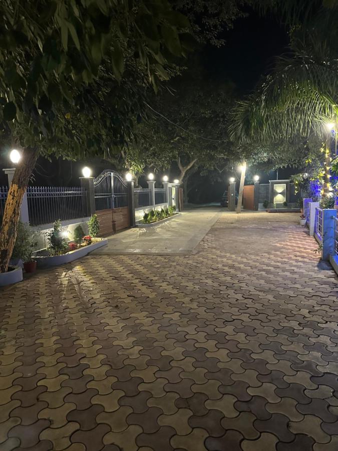 Villa Kaashi Flora Varanasi Esterno foto