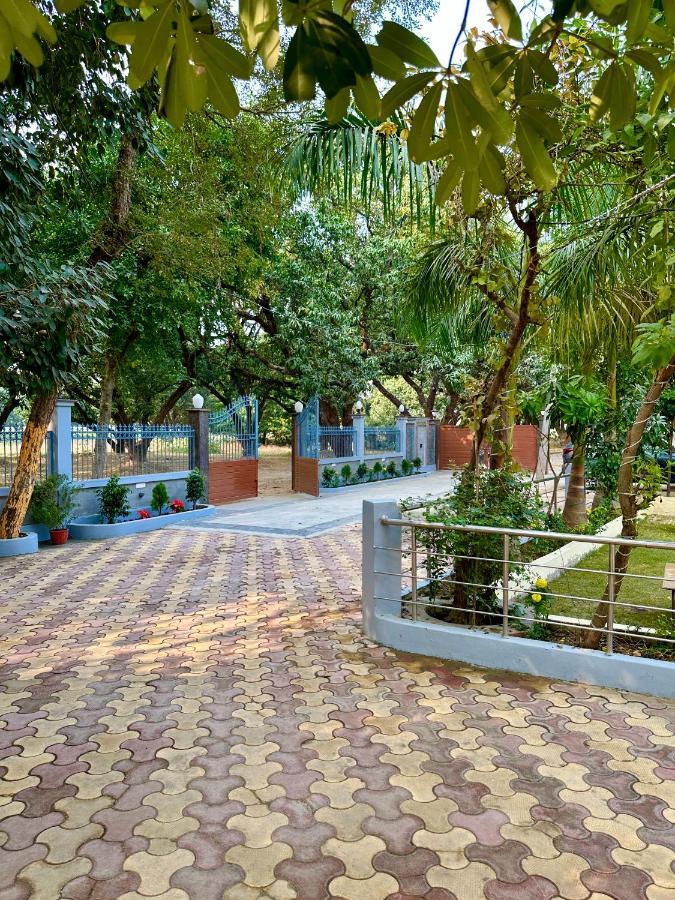 Villa Kaashi Flora Varanasi Esterno foto