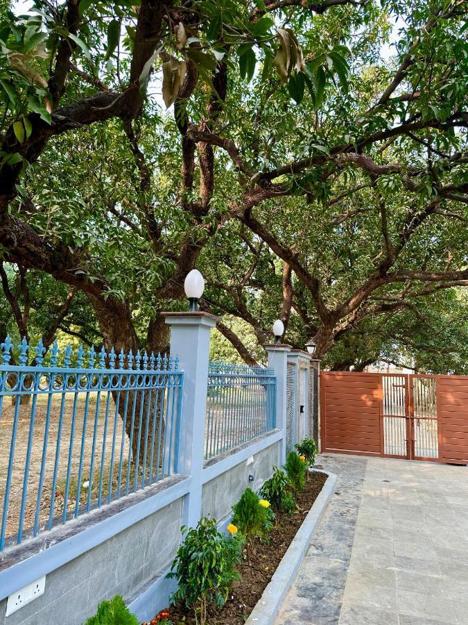 Villa Kaashi Flora Varanasi Esterno foto