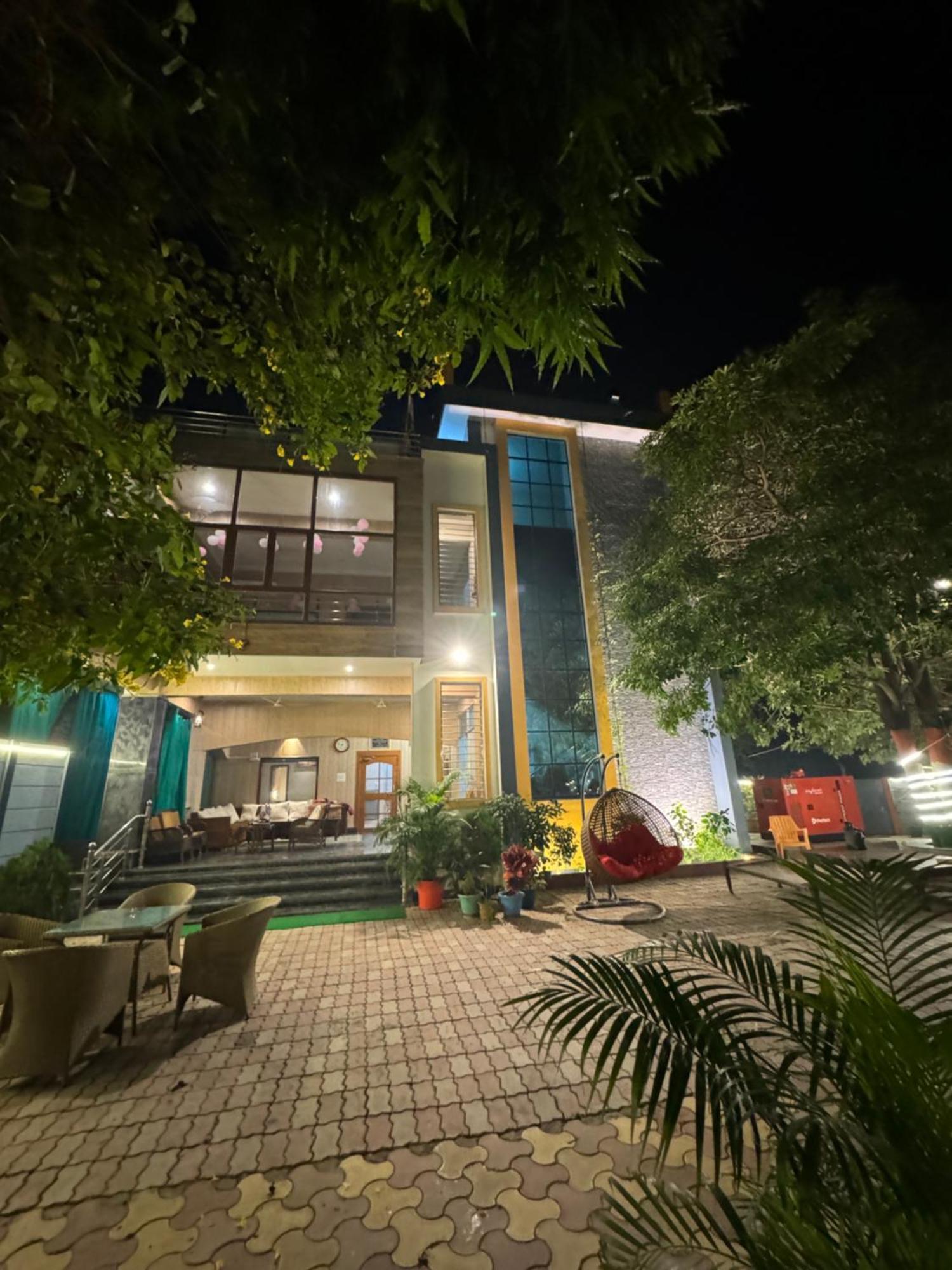 Villa Kaashi Flora Varanasi Esterno foto